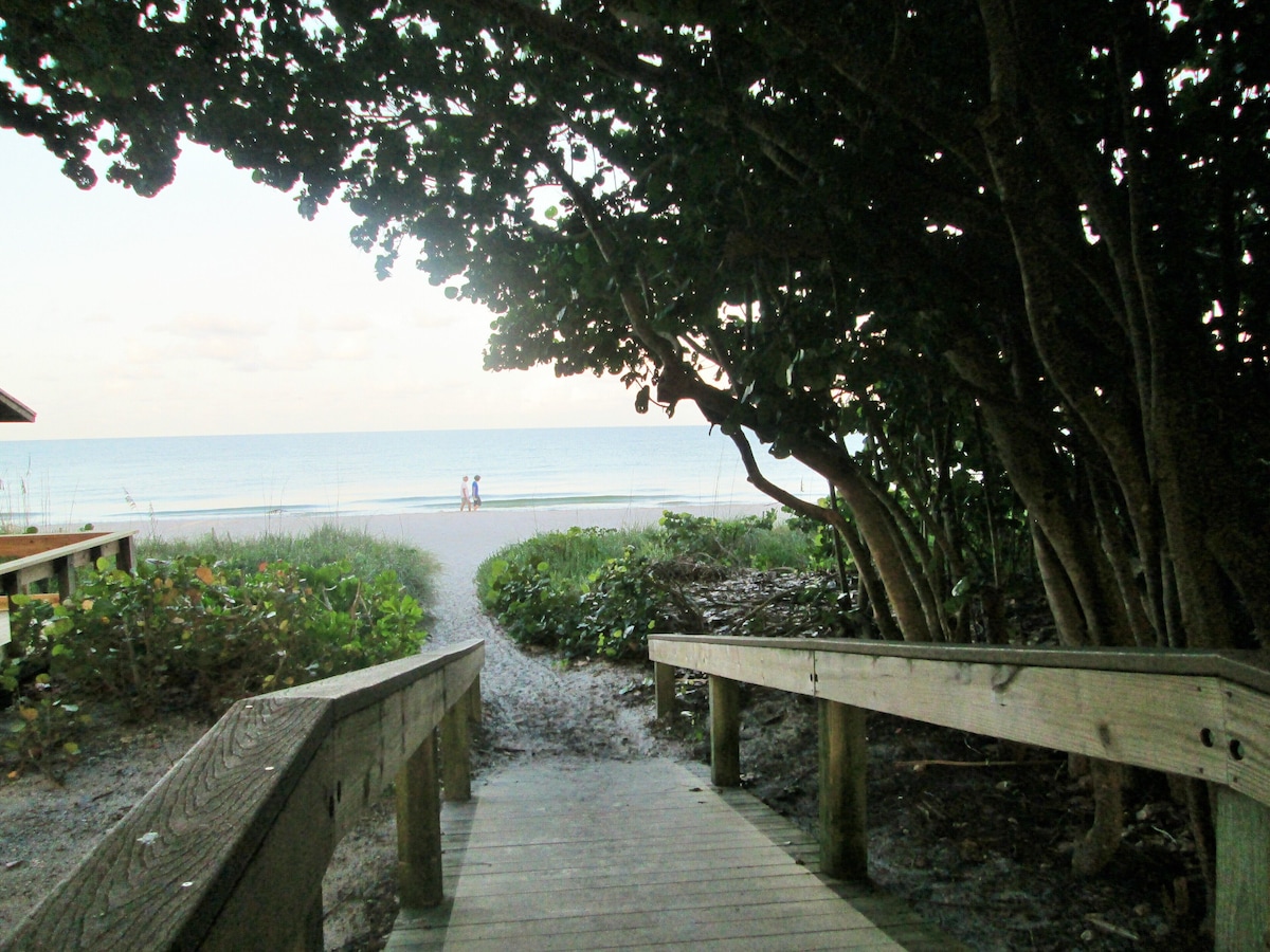 Photo 20 of Four Blocks To The Beach, 99 Steps To Old Naples 5th Ave. S.