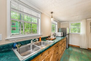 Fridge, microwave, oven, stovetop - Black Bear (Mentone)