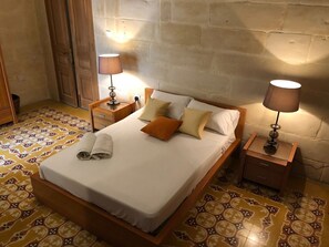 4 bedrooms, internet, bed sheets - Best Location in Malta. Sliema center next to seafront (Tas-Sliema)