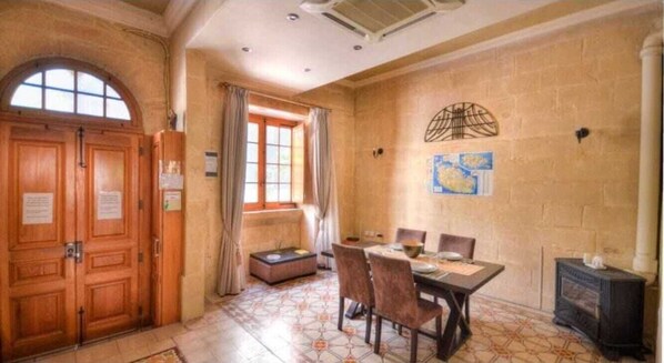 Dining - Best Location in Malta. Sliema center next to seafront (Tas-Sliema)