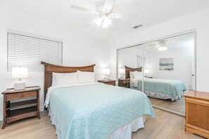 4 bedrooms, free WiFi, bed sheets - Sunny Family Beach House w/ A/C | Upstairs Unit | A Guest Favorite! (Newport Beach)