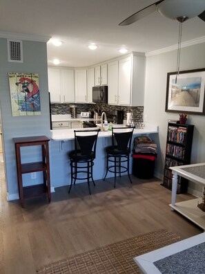 Réfrigérateur, micro-ondes, four, plaque de cuisson