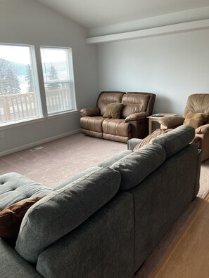 Smart TV, DVD player, video library - Mayfield Lake View Apartment (Cinebar)