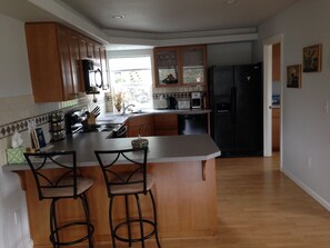 Fridge, microwave, oven, stovetop - Mayfield Lake View Apartment (Cinebar)