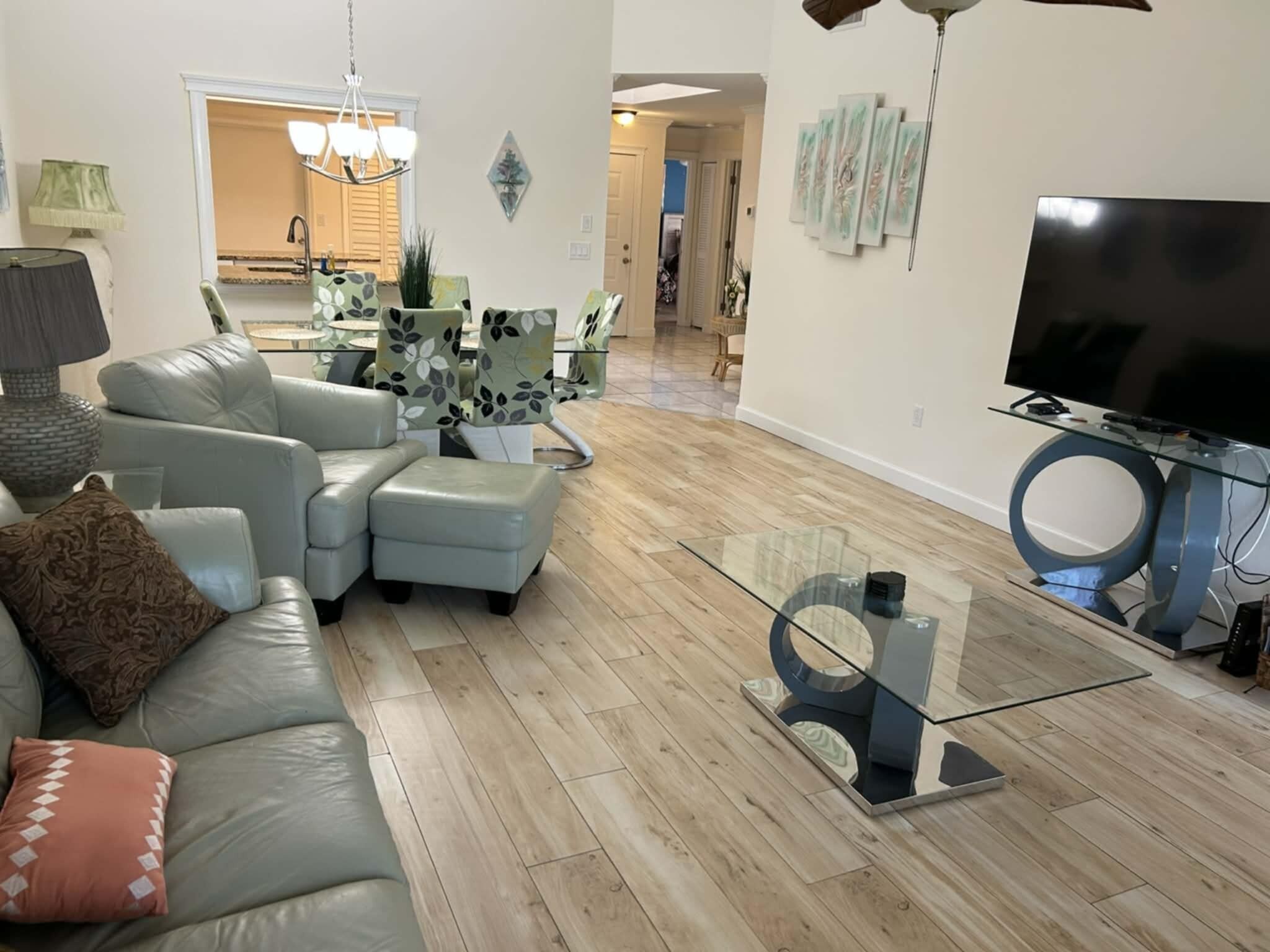 Télévision, jeux vidéo, lecteur de DVD, table de tennis de table