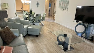 Télévision, jeux vidéo, lecteur de DVD, table de tennis de table