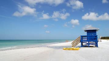 Plage à proximité, chaises longues, serviettes de plage