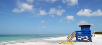 AUTUMN SPECIAL!!! 2/2 BEAUTIFUL VILLA! 2 BR, 2 BA, Heated pool and Jacuzzi! WiFi