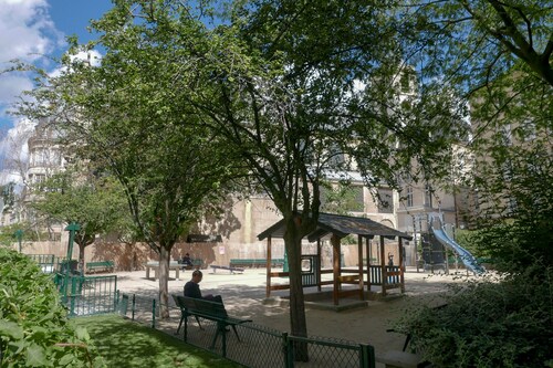 Incroyable Duplex pour 6 dans Le Marais, 2 salles de bains, 2 Ch, murs en pierre