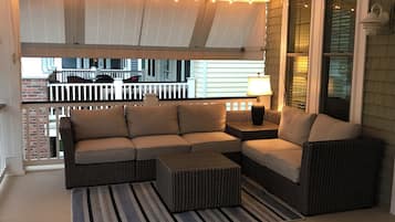 Smart TV, fireplace, DVD player, books