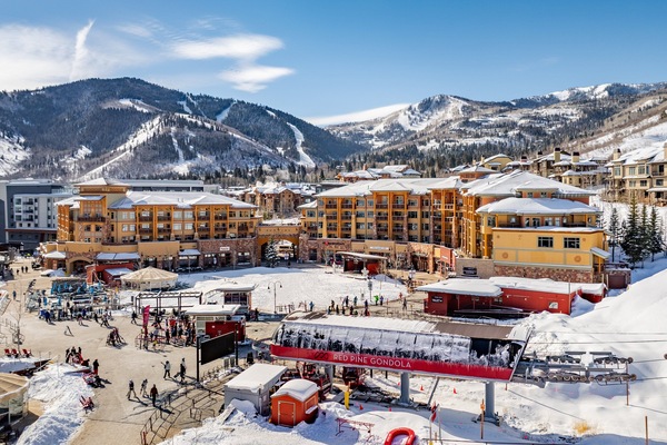 In the most spectacular location with the Red Pine Gondola and resort plaza immediately outside