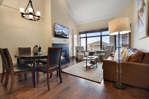 Télévision, cheminée, lecteur de DVD