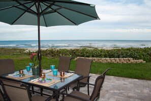 Outdoor dining - BOOK BETWEEN SEPT. 2, 2025 TO NOVEMBER 21, 2025 AND SAVE 20 DOLLARS A NIGHT. (Indialantic)