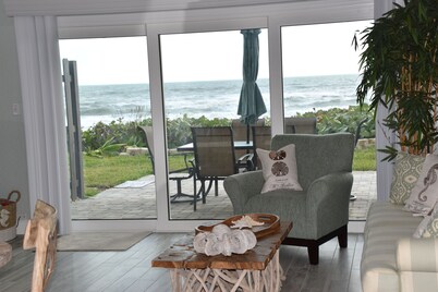 FABULOUS DIRECT BEACHFRONT PRISTINE, PET FRIENDLY, 3 BEDROOM TOWNHOUSE