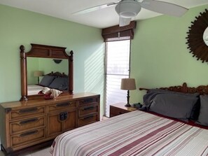 2 bedrooms, iron/ironing board, travel cot, free WiFi - Leinaala #300 spectacular ocean sunset view! (Kihei)