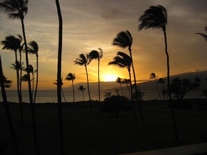 Na praia, espreguiçadeiras, toalhas de praia 