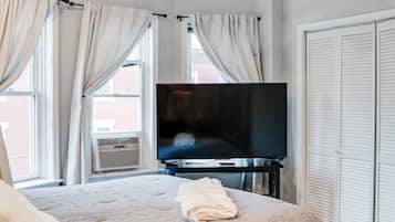 4 bedrooms, desk, iron/ironing board, WiFi