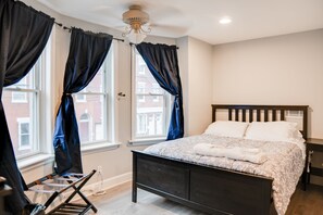 4 bedrooms, desk, iron/ironing board, WiFi - Spacious, 4BD/2.5 Bath. Great Walkable Location! (Philadelphia)