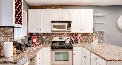 Spacious, 4BD/2.5 Bath. Great Walkable Location!