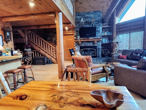 TV connectée, cheminée, table de tennis de table, livres
