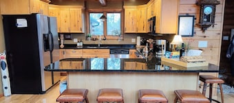 Luxury Lodge on Castle Rock Lake. Perfect Setting For Your Outdoor Fun