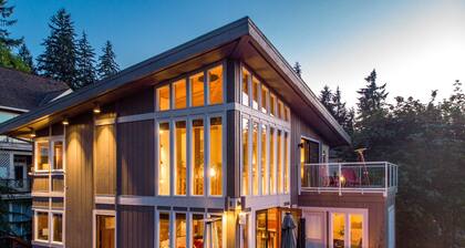 Cougar Mountain Retreat with hot tub, sauna, and 3 floors of lake views!