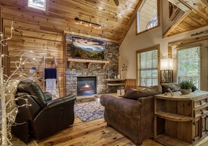 Televisión de pantalla plana, chimenea y videojuegos 