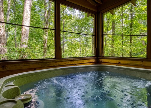 Cozy Pigeon Forge Cabin w/ Hot Tub, Arcade & Resort Pool Near Dollywood