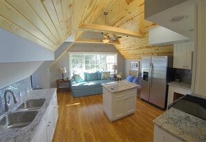 Smart TV - Couples Retreat. Perfect getaway with all the amenities. (Empire)