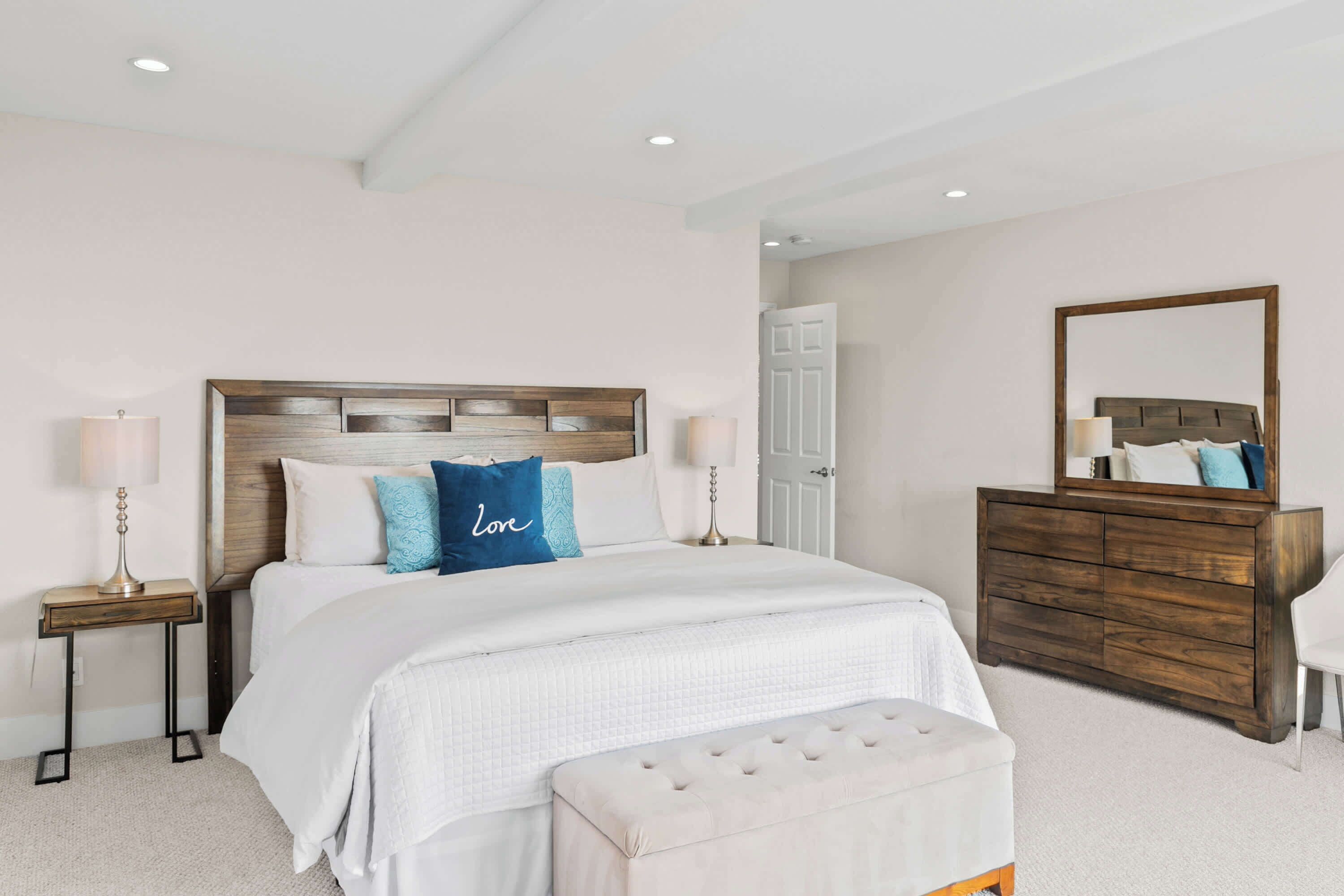4 bedrooms, iron/ironing board, WiFi, bed sheets