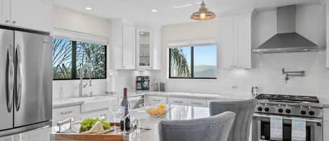 Réfrigérateur, micro-ondes, four, lave-vaisselle