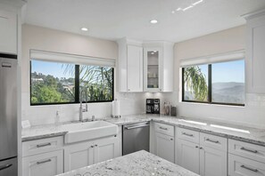 Coffee/tea maker, fridge, microwave, oven - Valley Views: Newly Remodeled 4br 4ba with Spectacular Valley Views (Carmel)