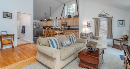 Kaunis rantahotelli, neljän vuodenajan koti viehättävällä Crescent Lake -kadulla!