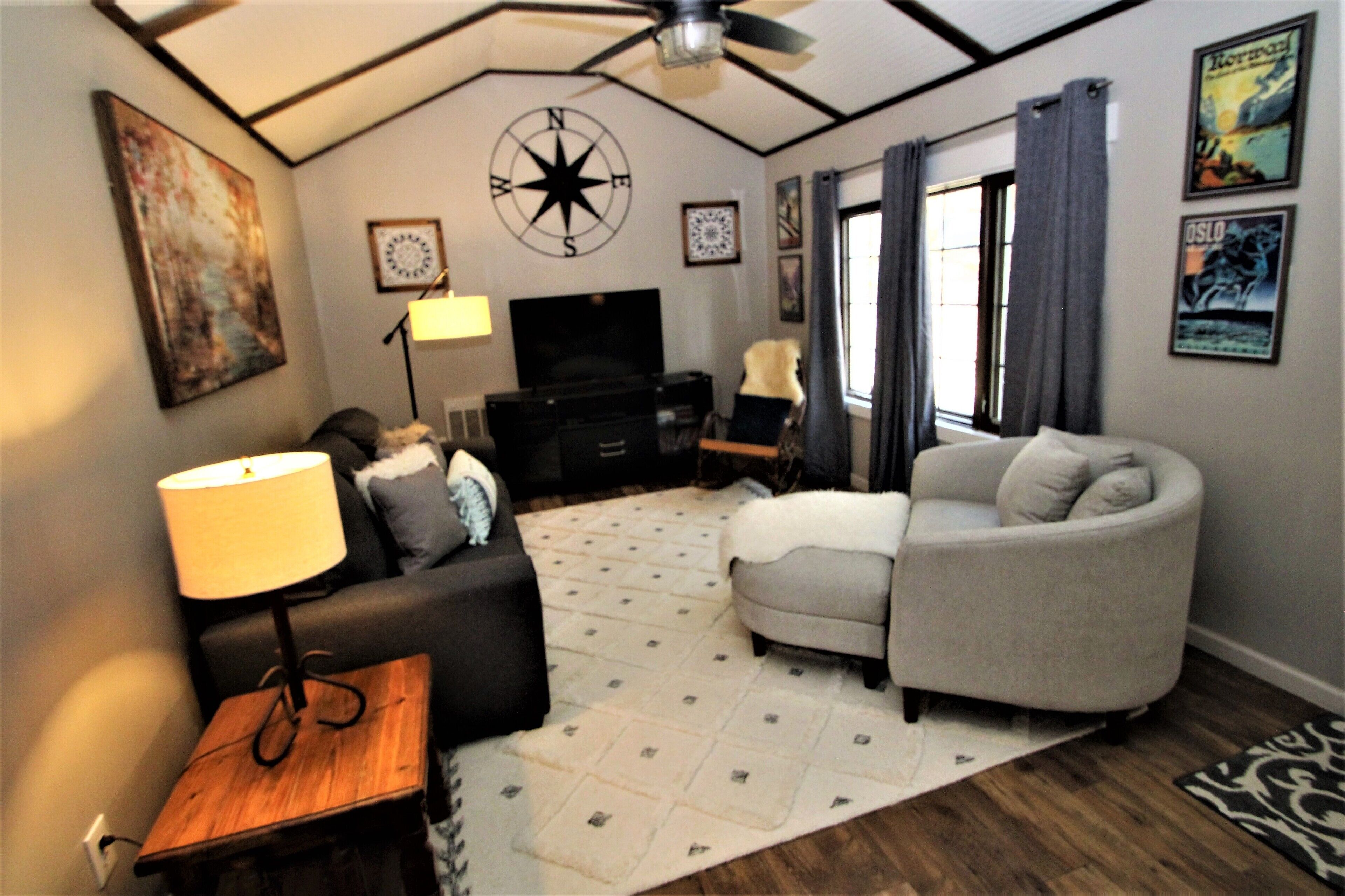 電視、壁爐、DVD 播放機