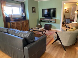 Smart TV, books, music library - Columbia Spring- 2 Blocks to Mirror Pond, Hot Tub, Sauna, Wifi, Great Location (Bend)