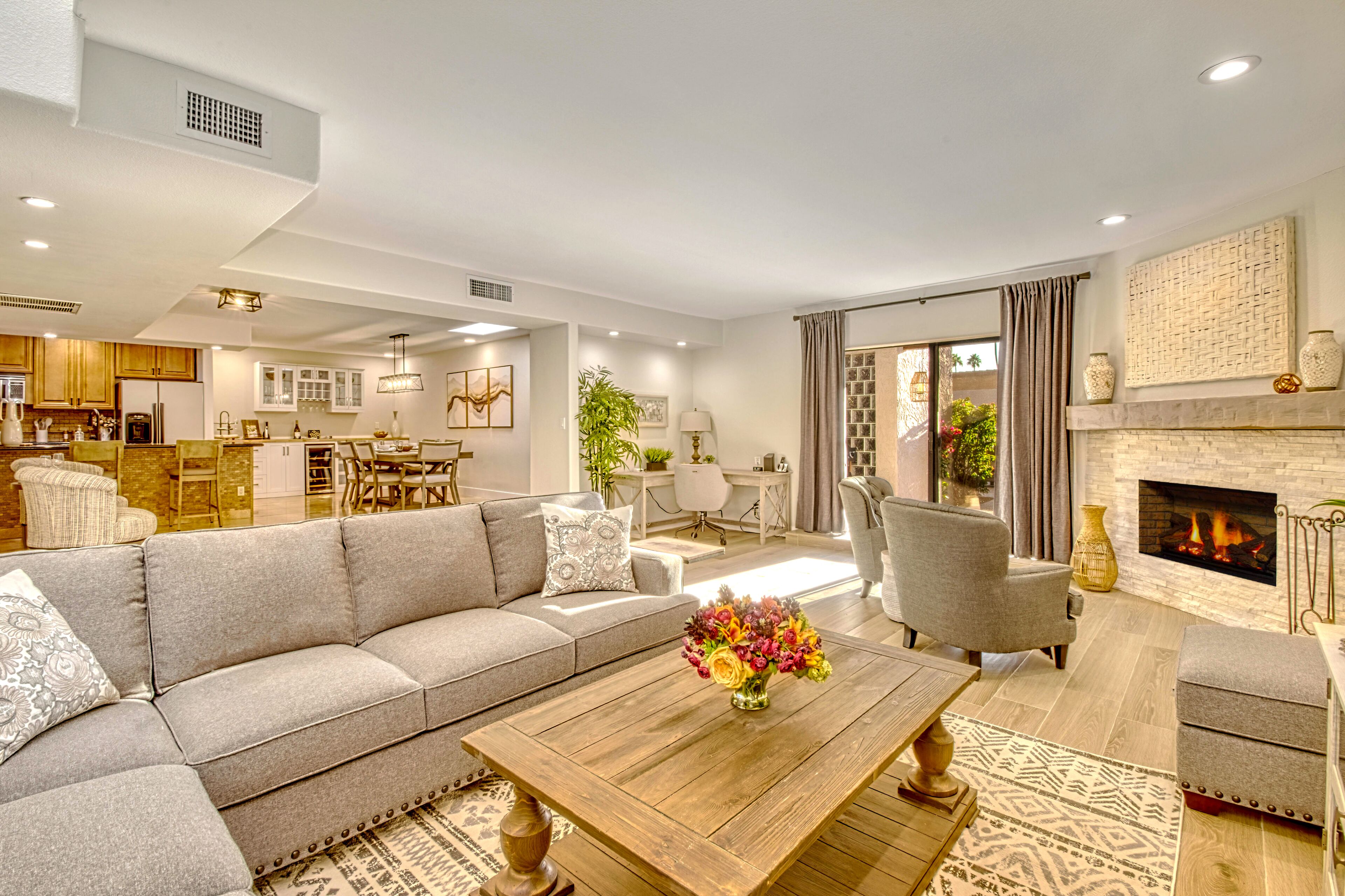 تلفزيون ذكي، مدفأة، مشغل دي في دي، كُتُب