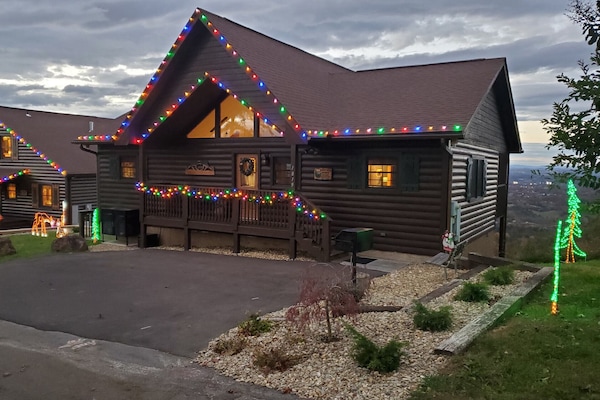Welcome to Sleepy Bear Retreat - Fully Decorated Inside and Out!