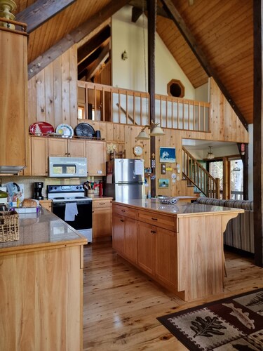 Loon Lake, Chestertown - spotless, bright chalet for  6-8, close to Public Beach