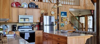 Loon Lake, Chestertown - spotless, bright chalet for  6-8, close to Public Beach