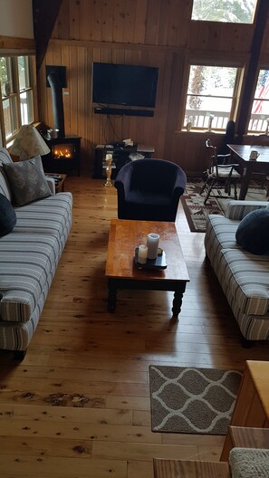 Televisión, chimenea, reproductor de DVD y futbolito 