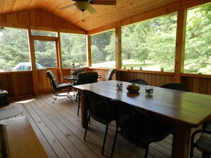 Outdoor dining - Loon Lake, Chestertown - spotless, bright chalet for  6-8, close to Public Beach (Chestertown)
