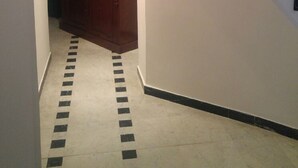 Eine moderne Treppe mit schwarzen Geländern und einem gemusterten Boden.