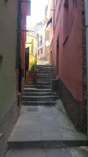 Exterior - Casa Carla Beautiful private home with large terrace and gated entrance. (Vernazza)