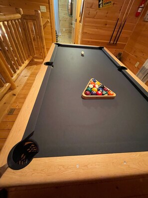 Games room - *Beary Cozy* Minutes From Town! Hot Tub, Pool Table Gorgeous View!! Book Today! (Sevierville)