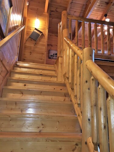 *Beary Cozy* Minutes From Town! Hot Tub, Pool Table Gorgeous View!! Book Today!