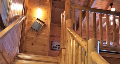 *Beary Cozy* Minutes From Town! Hot Tub, Pool Table Gorgeous View!! Book Today!