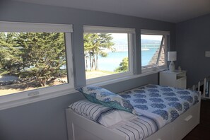 1 bedroom, desk, iron/ironing board, free WiFi - Captain's quarters (Half Moon Bay)