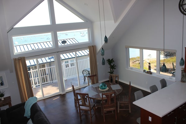 Interior - Captain's quarters (Half Moon Bay)