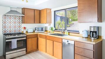 KylskÄp, mikrovÄgsugn, ugn och spishÀll