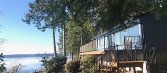 Stunning Waterfront - PNW Gem Hot Tub, Mountain Views, Fireplace